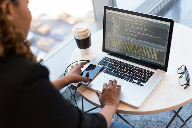 Lista de CRMs populares como Salesforce, HubSpot, Zoho, Microsoft Dynamics 365 e Pipedrive.